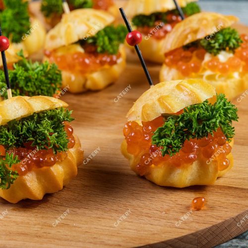 Профитроли с красной икрой