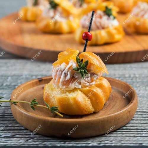 Профитроли с муссом из копченого лосося