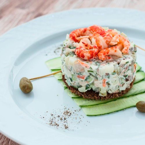 Салат «Оливье» с говяжьим языком и креветками