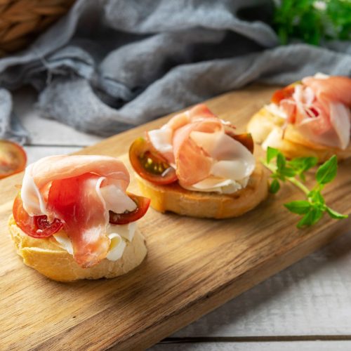 Сет из 10 брускетт с Пармской ветчиной и томатами черри