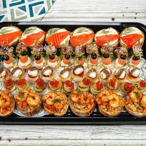 Ассорти брускетт и канапе «Sea ​​delicacies»