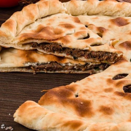 Пирог с говядиной и пикантным баклажаном
