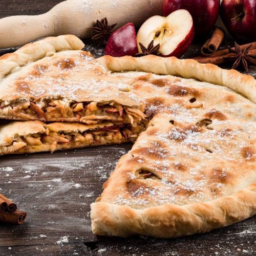 Пирог с печёным яблоком и корицей
