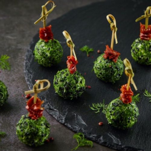 Сырные шарики с оливкой и зеленью