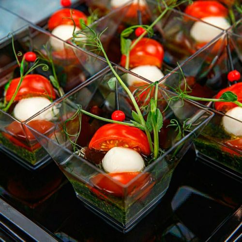 Канапе с моцареллой и томатами черри