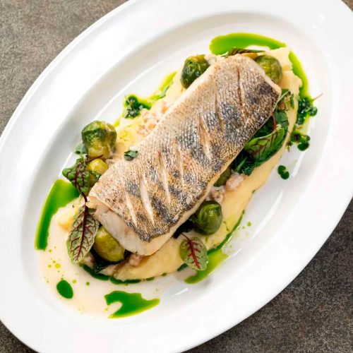 Судак со сметанным соусом и брюссельской капустой